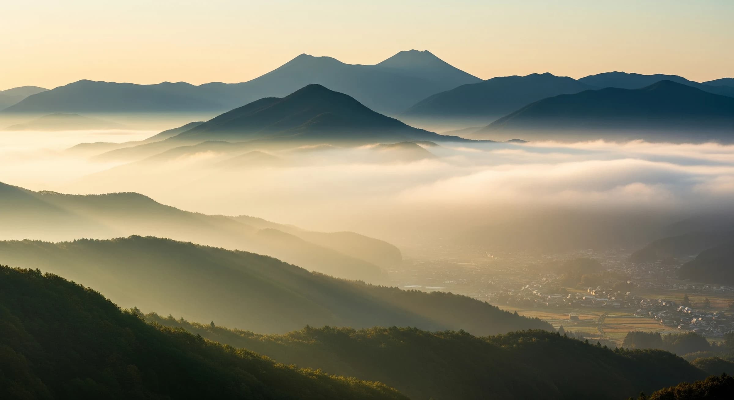 朝靄に包まれた日本の山並み